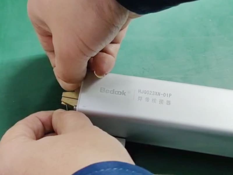 BEDOOK Solar Solder Ribbon Fusion Splicer is automatically fusing welding strips