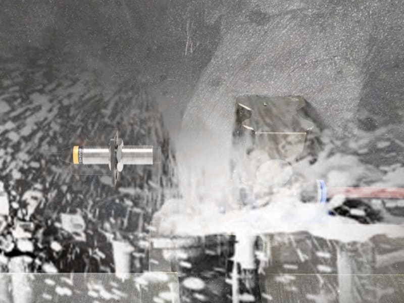 Bedook sensor for accurate clamping of lathe tools